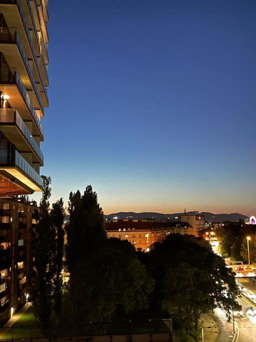 The High-Rise Condo With Pool Viyana Dış mekan fotoğraf